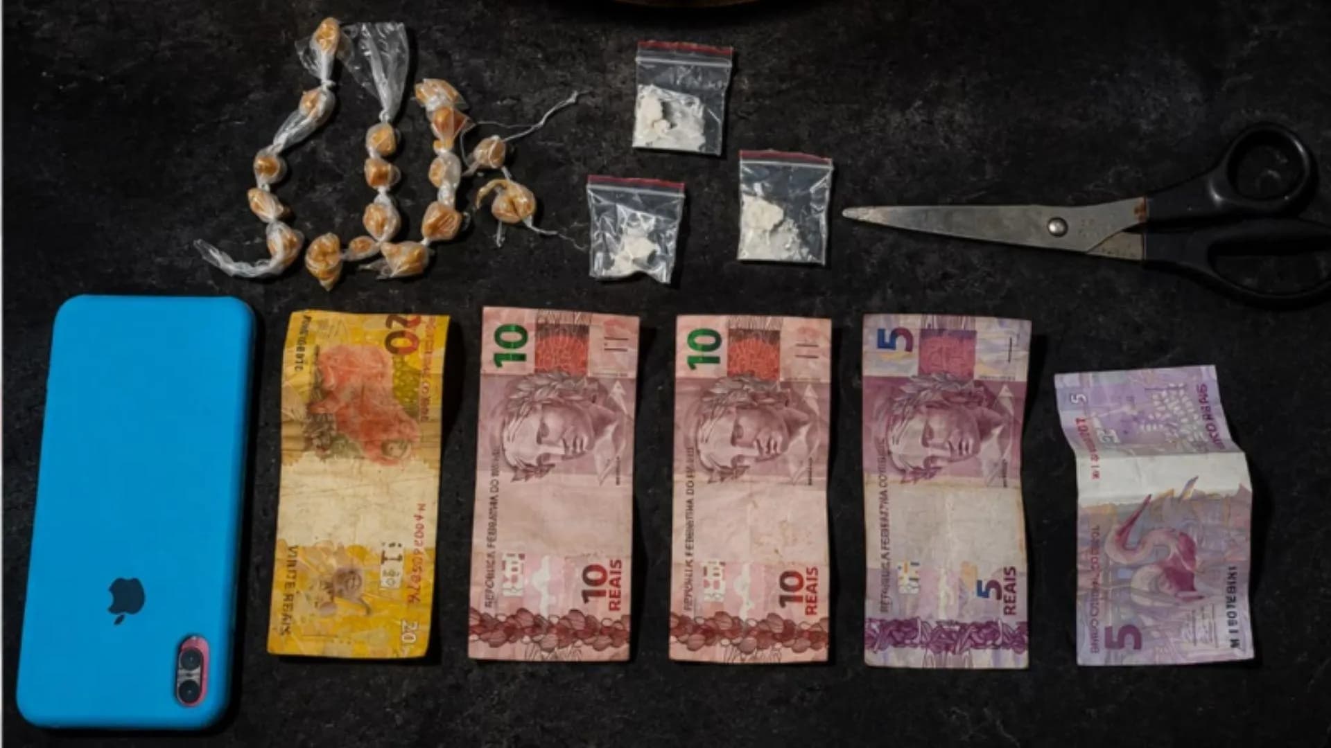 RAPAZ É PRESO COM PORÇÕES DE CRACK E COCAÍNA NA VILA SUMARÉ EM PRESIDENTE VENCESLAU
