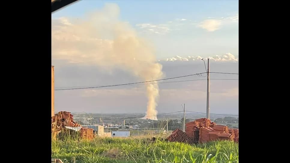 INCÊNDIO ATINGE DEPÓSITO MUNICIPAL DE GALHOS E FUMAÇA ALASTRA-SE POR DIFERENTES BAIRROS DE PRESIDENTE PRUDENTE