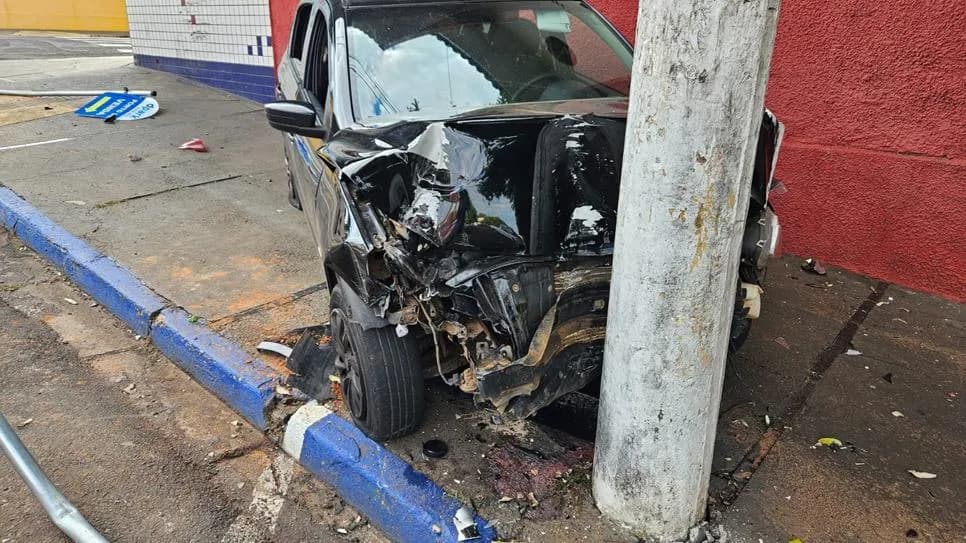 TRÊS PESSOAS FICAM FERIDAS APÓS CARRO COLIDIR CONTRA PLACAS DE SINALIZAÇÃO, PAREDE DE PADARIA E POSTE EM DRACENA