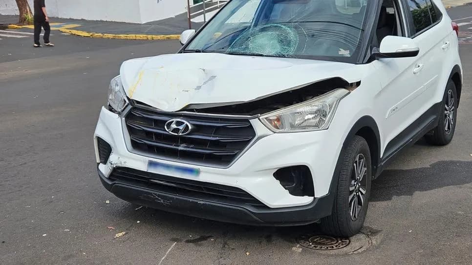 MOTOCICLISTA É ARREMESSADO A 10 METROS E SOFRE FRATURA EXPOSTA APÓS COLISÃO NO CENTRO DE DRACENA