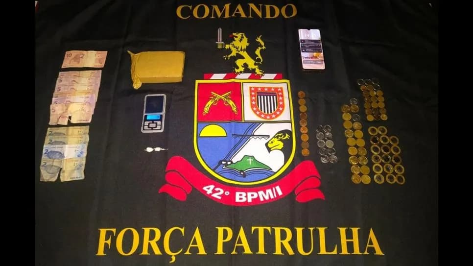 RAPAZ TENTA ESCAPAR DE ABORDAGEM POLICIAL, MAS ACABA PRESO EM FLAGRANTE POR TRÁFICO DE DROGAS EM MIRANTE DO PARANAPANEMA