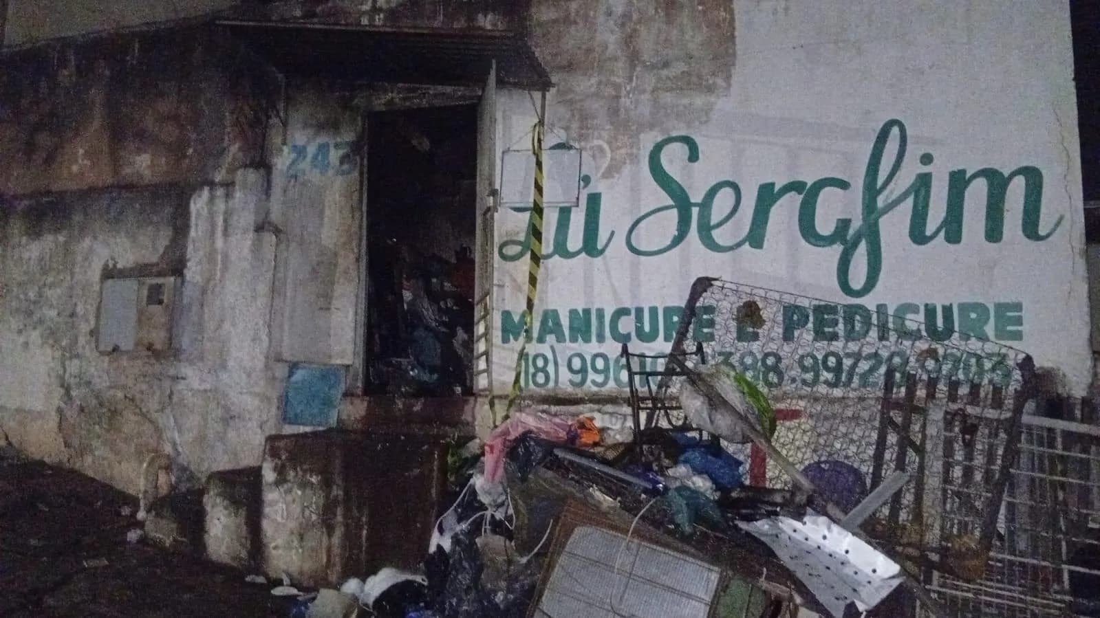 HOMEM É SOCORRIDO APÓS INALAR FUMAÇA AO TENTAR COMBATER INCÊNDIO EM RESIDÊNCIA NA VILA FLORES