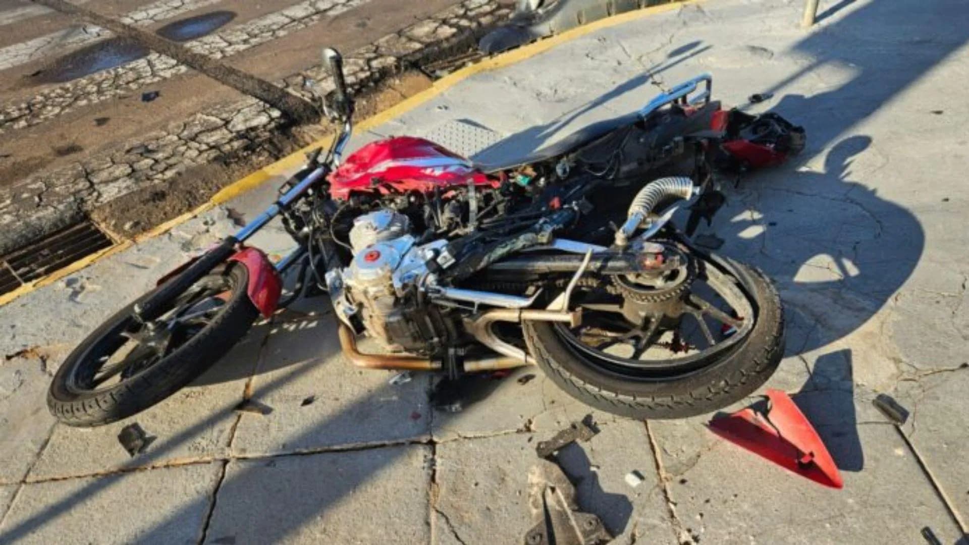 MOTOCICLISTA É SOCORRIDO COM LESÕES NAS PERNAS APÓS COLIDIR COM CARRO NA ÁREA CENTRAL, EM DRACENA