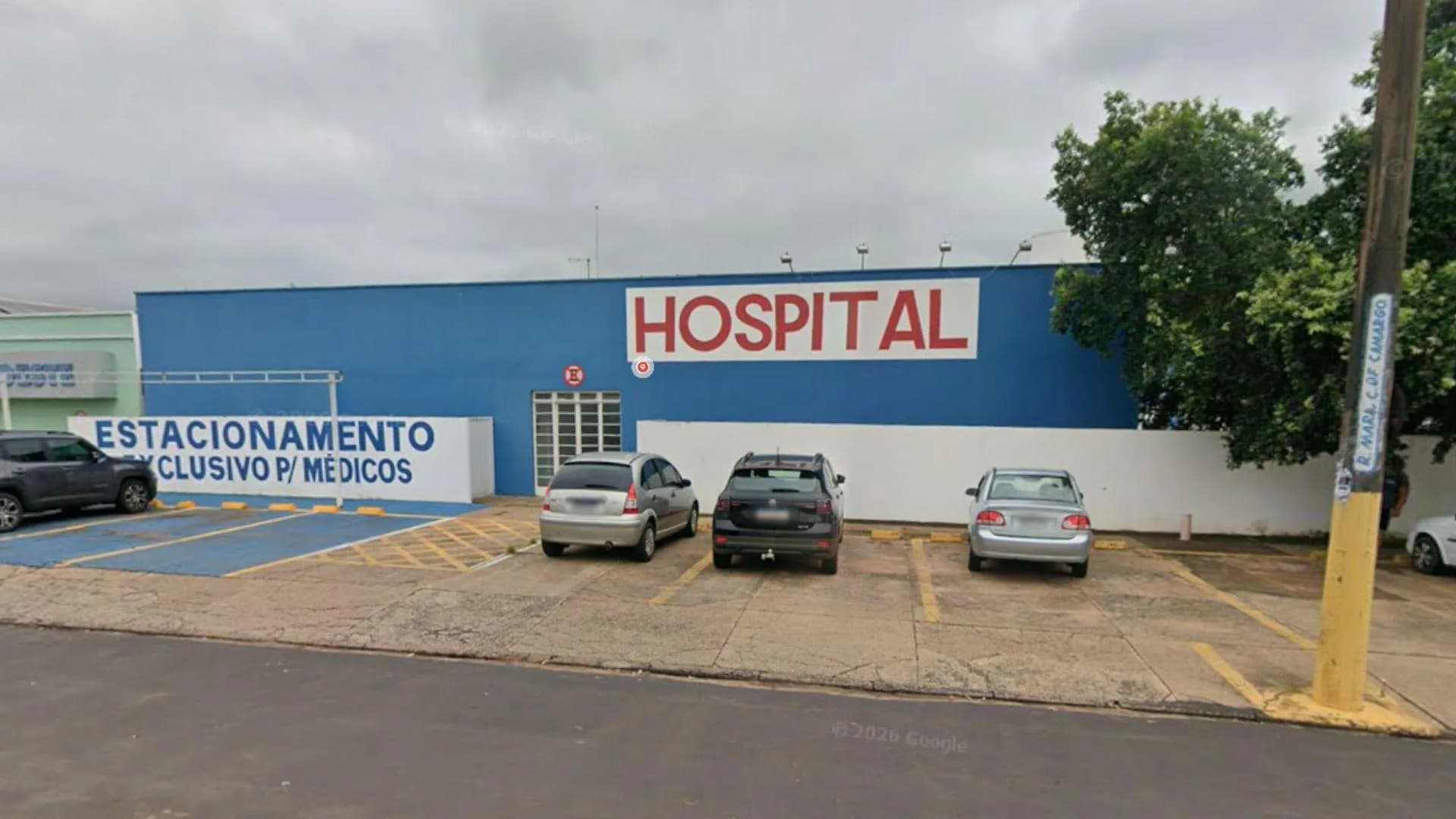 COLISÃO TRASEIRA CONTRA CARRETA DE CANA-DE-AÇÚCAR DEIXA CASAL FERIDO NA RODOVIA RAPOSO TAVARES, EM RANCHARIA