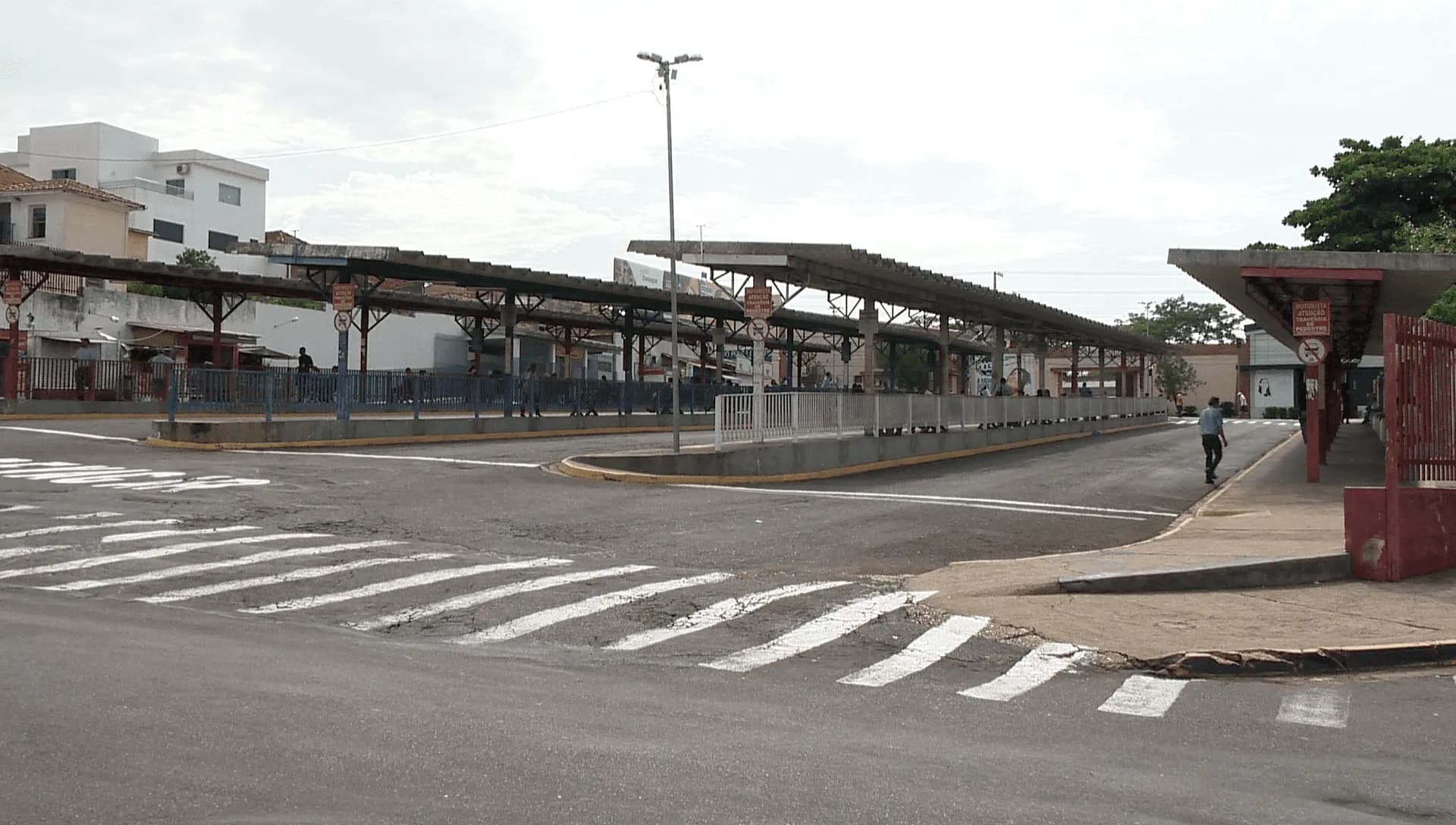 IDOSO DE 70 ANOS É PRESO APÓS AGREDIR MULHER COM SOCOS E CHUTES NO TERMINAL URBANO DE PRESIDENTE PRUDENTE