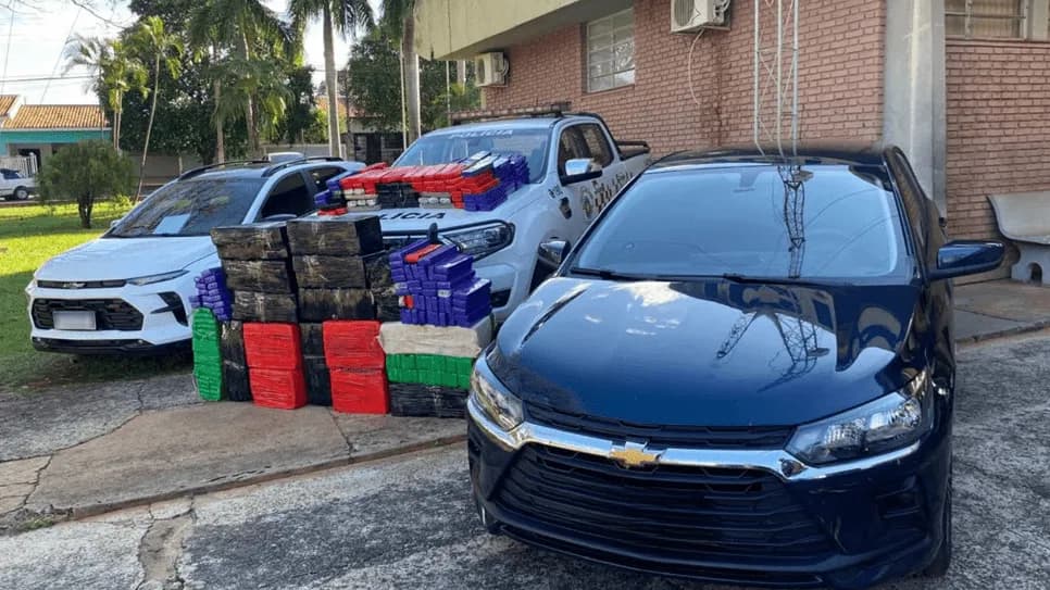 Com veículo de escola e carro lotado de maconha, grupo é preso em flagrante por tráfico internacional de droga em Teodoro Sampaio