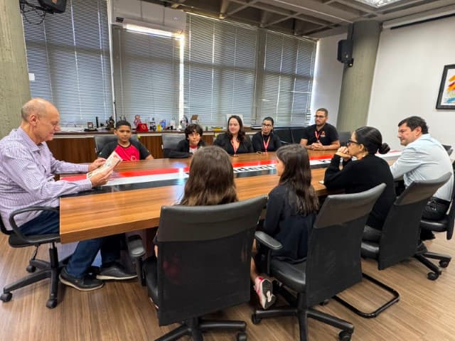 ALUNOS DA MAPLE BEAR APRESENTAM "GUIA DE PRESIDENTE PRUDENTE" AO PREFEITO TUPÃ